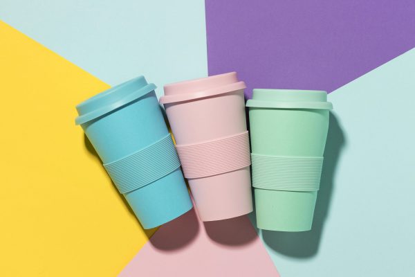 vasos-reutilizables-colores-vista-superior-sobre-mesa